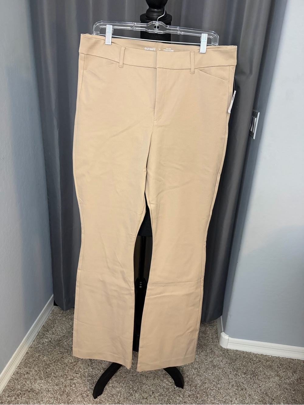 261. Old Navy High Rise Pixie Flare, NWT